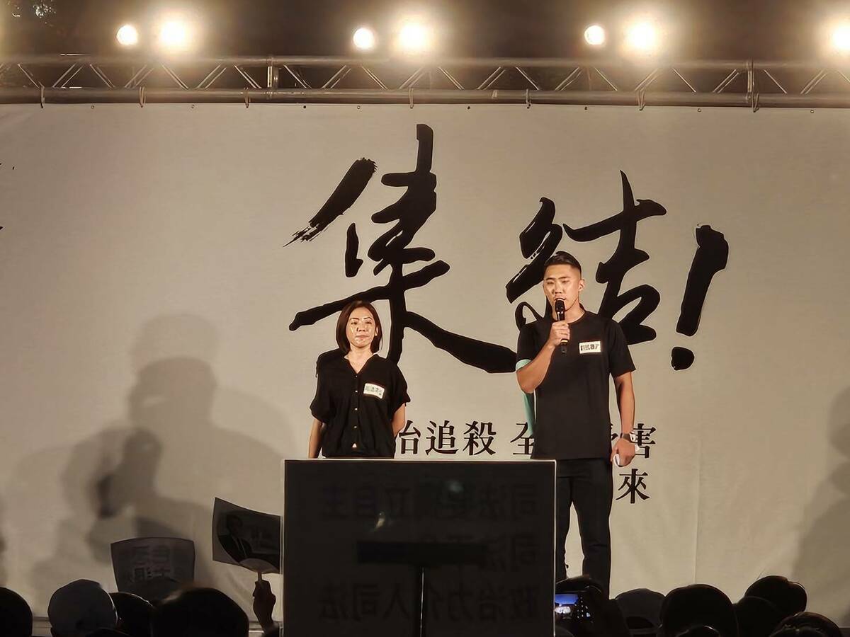台灣民眾黨8日號召全台小草「集結」，主持人台北市議員黃瀞瑩、新北市議員陳世軒。 圖：林昀真攝