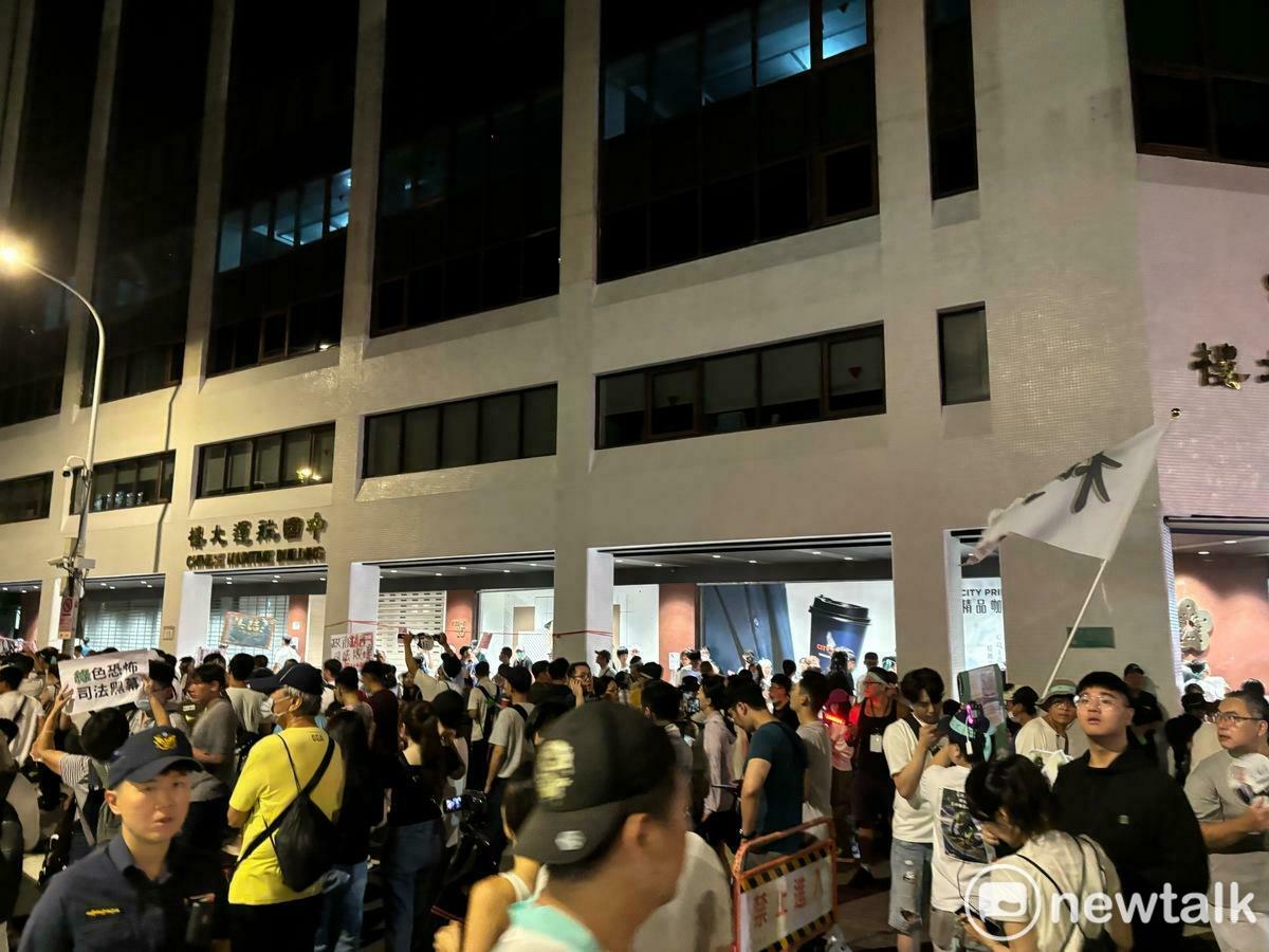 民眾黨集結小草聲援柯文哲，小草齊聚在柯文哲用4300萬選舉補助款購買的商辦下。 圖：詹家威攝