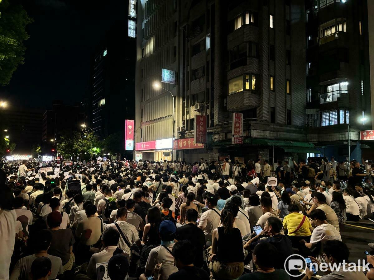 民眾黨集結小草聲援柯文哲。 圖：詹家威/攝