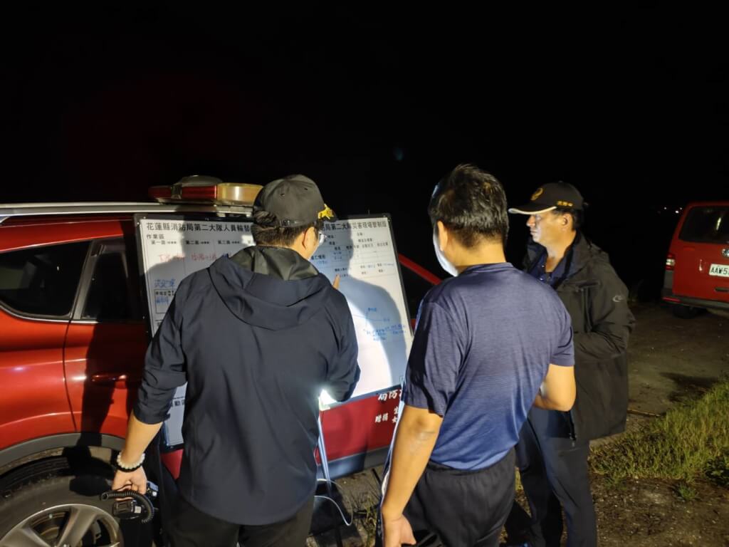 花蓮縣萬榮鄉二子山產業道路8日下午1輛車渡溪時候翻覆，車上2人被溪水沖走，下落不明，另有19人受困，消防局獲報大批警消抵達現場，因溪水湍急，增加救援難度。 圖:花蓮縣消防局提供