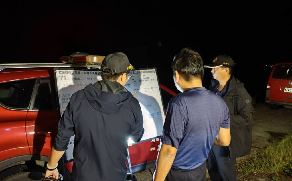 花蓮萬榮1車渡溪翻覆2人被沖走 另19人受困