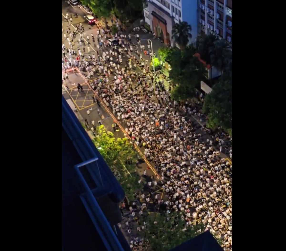 民眾黨主席柯文哲遭羈押禁見，民眾黨質疑司法不公，今（8）日舉辦「公民怒吼」第一站晚會，號召支持者於立法院前的濟南路抗議。 圖:翻攝自陳昭姿臉書
