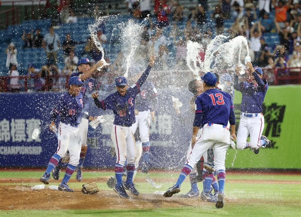 U18亞洲青棒錦標賽冠軍戰8日晚間在天母棒球場舉行，台灣隊終場以6比1擊敗日本隊，暌違17年奪冠，這也是隊史亞青第3冠。 圖:中央社提供