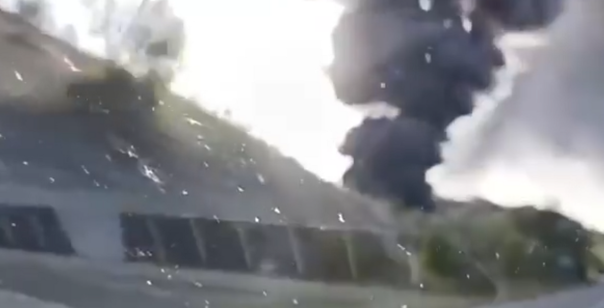 別爾哥羅德的燃料儲存罐車被烏軍攻擊後起火。 圖：翻攝自 NOELREPORTS X 帳號