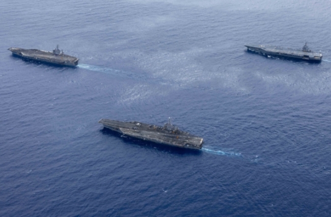 美軍3艘航母在大西洋海域進行軍械轉運作業，包括杜魯門號（CVN 75，前）、艾森豪威爾號（CVN 69，左）、福特號（CVN 78）。 圖 : 翻攝自US Navy