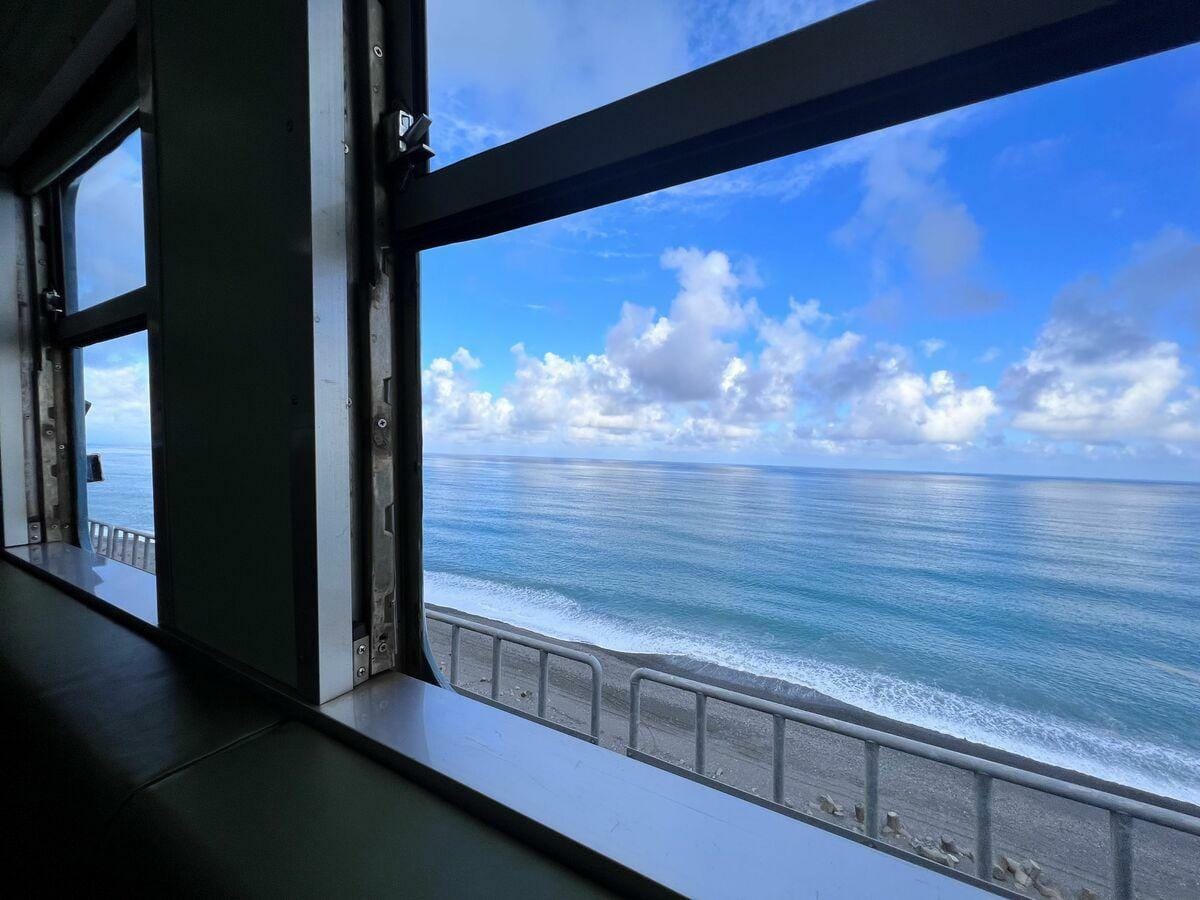 從枋寮出發的藍皮解憂號，沿途山海美景盡收眼底。 圖：屏東縣政府文化處／提供
