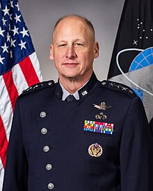 美國太空軍太空作戰部副部長蓋特蘭（Michael Guetlein）宣佈，基於衛星的天基地面和空中移動目標指示器計劃的第一階段部分功能，可能在 2030 年初投入使用。 圖：翻攝自維基百科