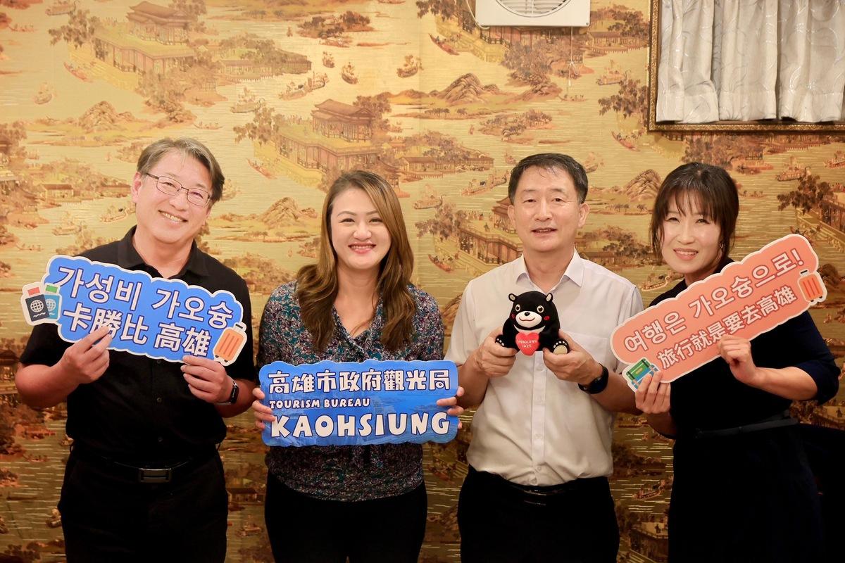 高市府團隊拜會釜山市政府觀光會展局長朴根綠(右二)。 圖：高雄市觀光局提供