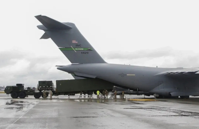 美軍堤豐導彈系統以裝在 C-17A 型運輸機裡實施遠端長距離機動。（SMRF/MRC） 圖 : 翻攝自軍武次位面