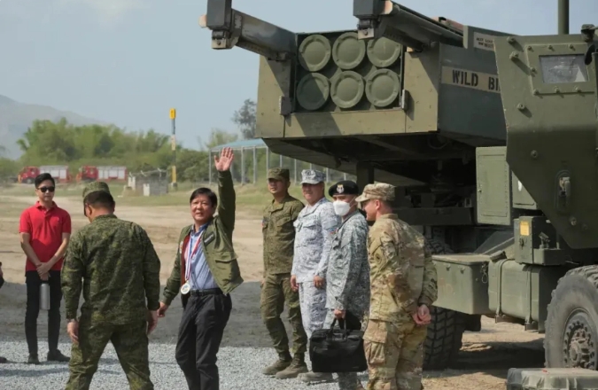 菲律賓總統小馬可仕參觀美軍導彈系統。 圖 : 翻攝自軍武次位面