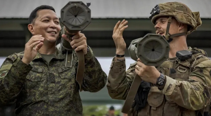 美軍與菲軍士兵手持火箭彈武器。 圖 : 翻攝自軍武次位面