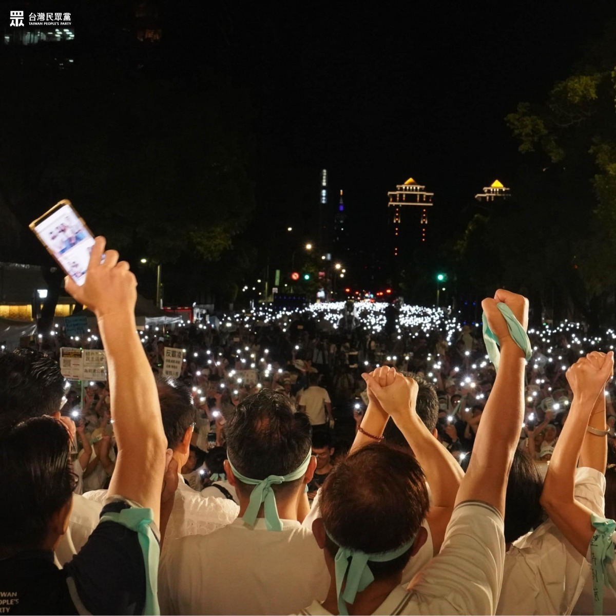 柯文哲遭收押讓許多柯粉心碎，圖為民眾黨支持者「小草」集結立法院群賢樓外聲援柯文哲。（資料照） 圖：台灣民眾黨提供。