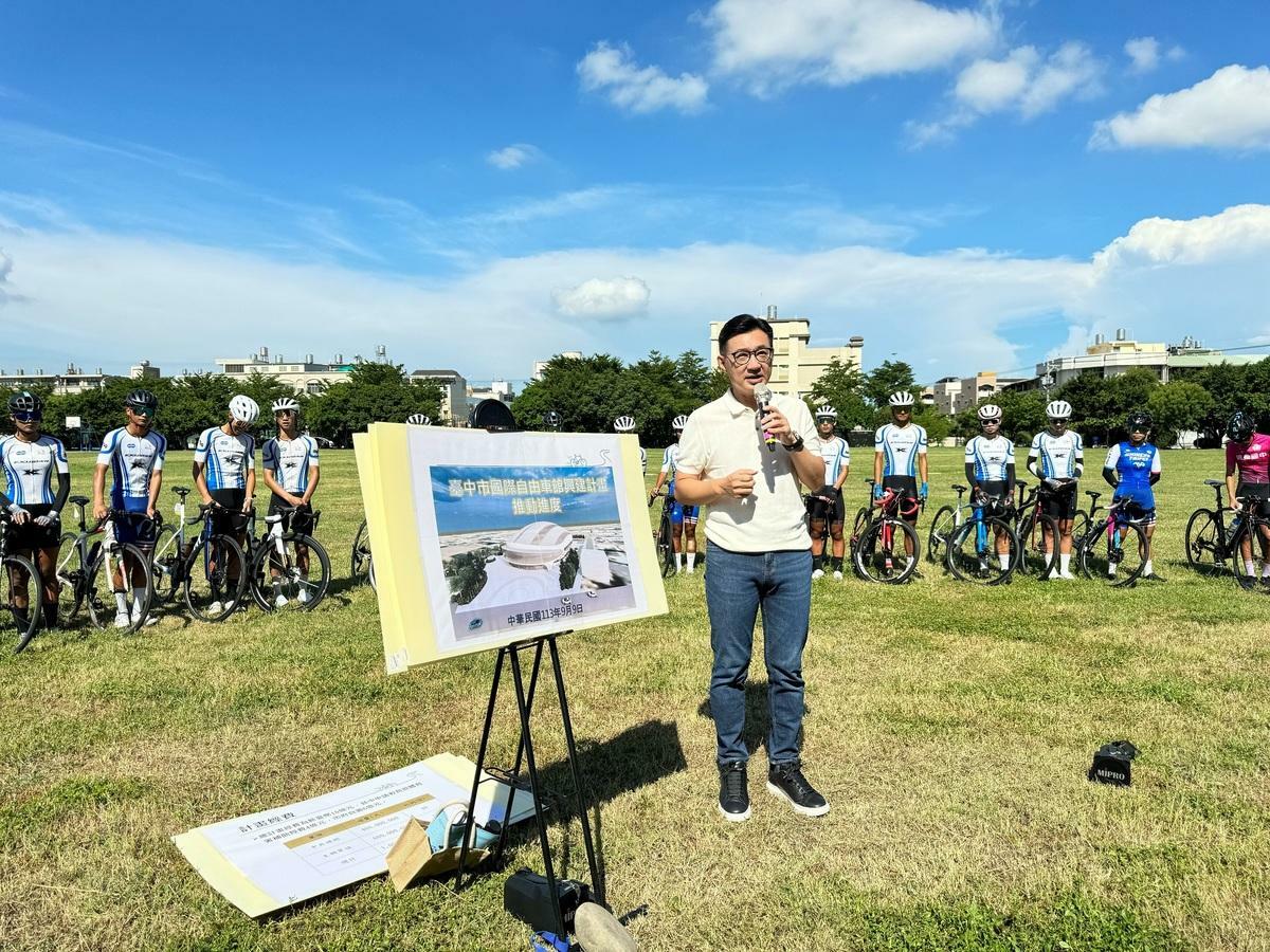 江啟臣向體育署爭取台中國際自由車館經費，今天前往會勘。  圖：江啟臣服務處/提供