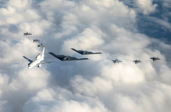 美軍的B-2轟炸機、F-22戰鬥機和澳大利亞空軍的E-7A預警機、F-35A戰鬥機、EA-18G電戰機在澳大利亞威廉敦空軍基地上空編隊飛行 圖：翻攝自美軍印太司令部