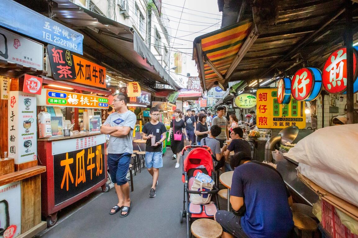 廟東夜市品嚐在地美食。 圖：台中市政府/提供