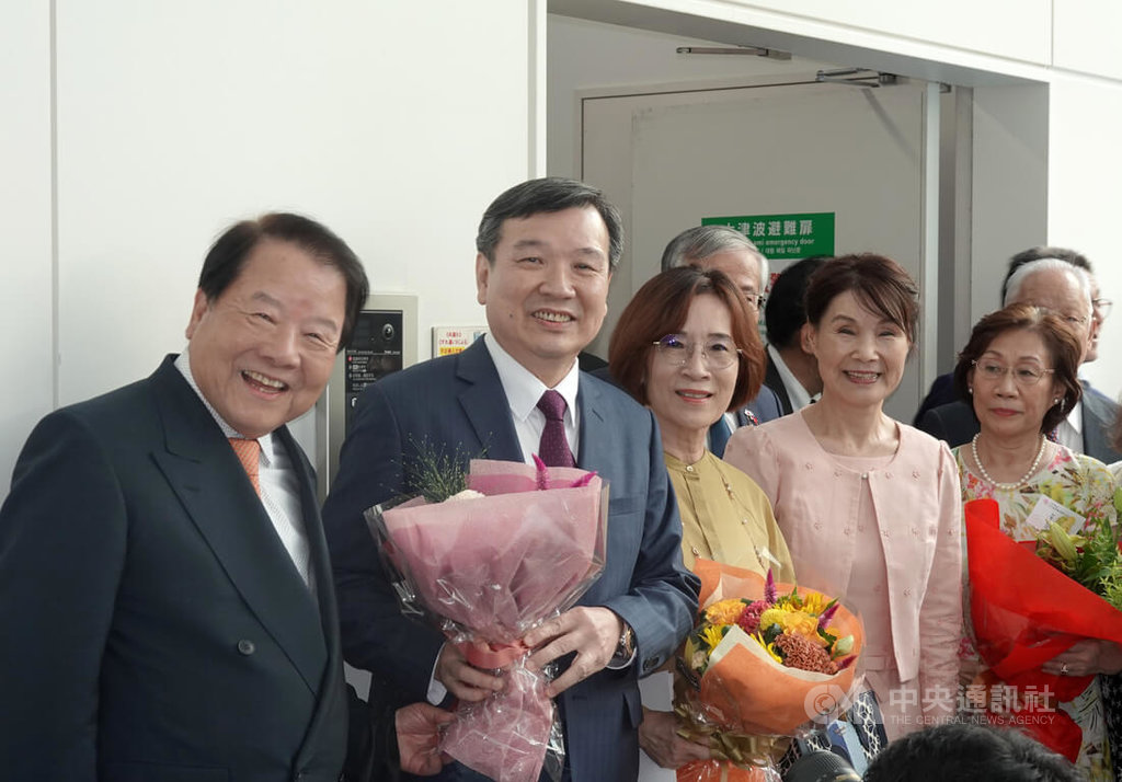 駐日代表李逸洋9日抵達日本履新，在東京羽田機場受到僑領「日本中華聯合總會」名譽總會長詹德薰率僑胞到場 熱烈歡迎。 圖：中央社提供。