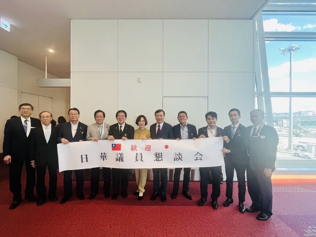 駐日代表李逸洋9日抵達日本履新，受到日本台灣交流協會理事長谷崎泰明（左2）、多位國會議員及僑胞熱烈歡迎。他說，賴總統最近有講，要擴大民主保護傘，讓同享民主、自由價值觀的國家團結在一起，維持區域安全穩定和平。 圖：中央社提供。