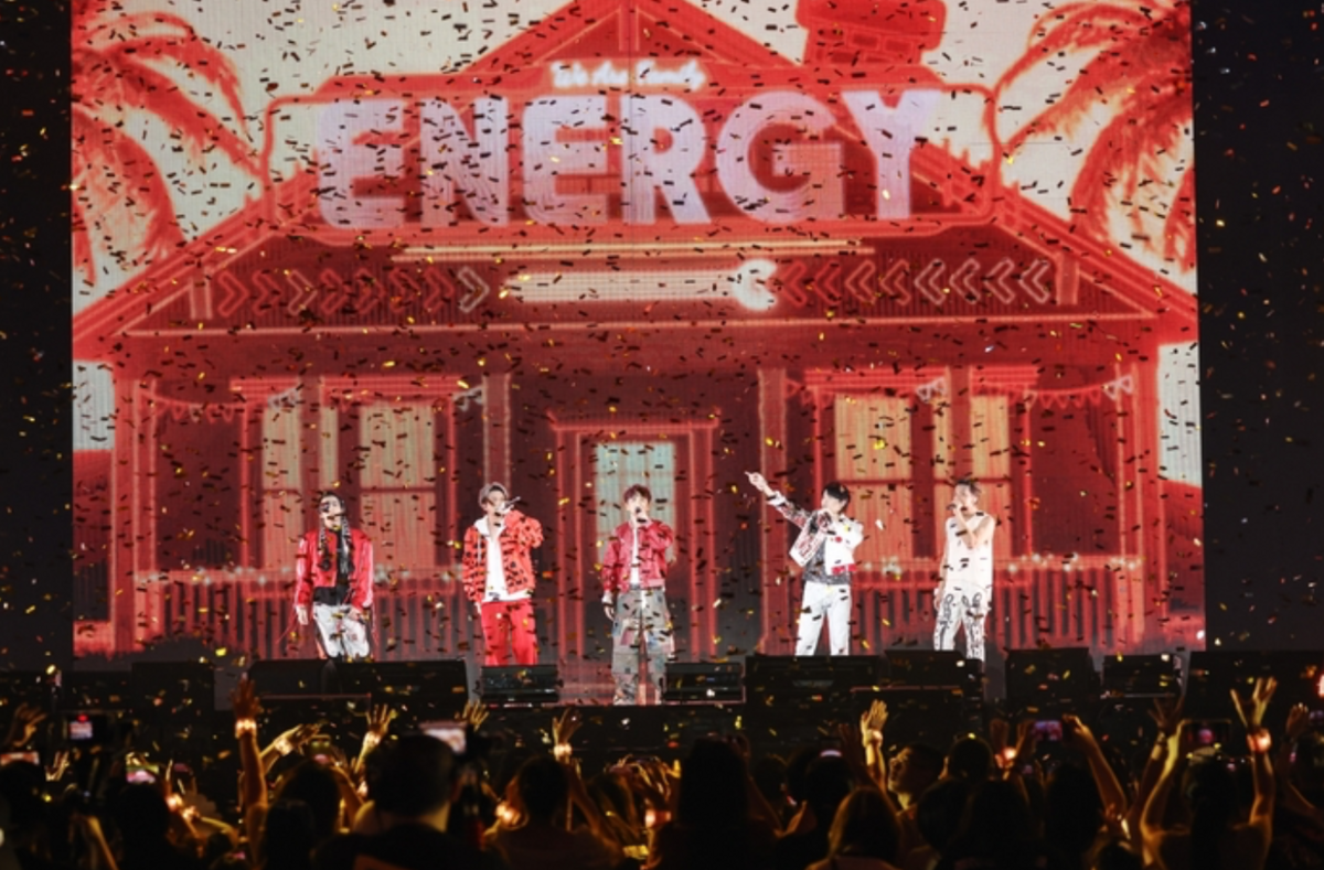Energy唱到復出後的新曲〈我們〉時，歌迷自主排列成「應援彩虹」，讓成員們見狀忍不住感動落淚。 圖：翻攝自相信音樂官網