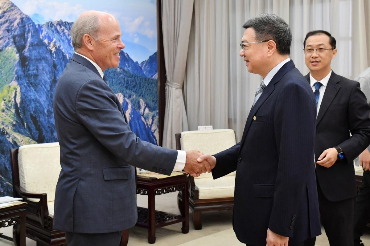 行政院長卓榮泰接見加拿大駐台北貿易辦事處代表倪傑民（Jim Nickel）一行。 圖：行政院提供