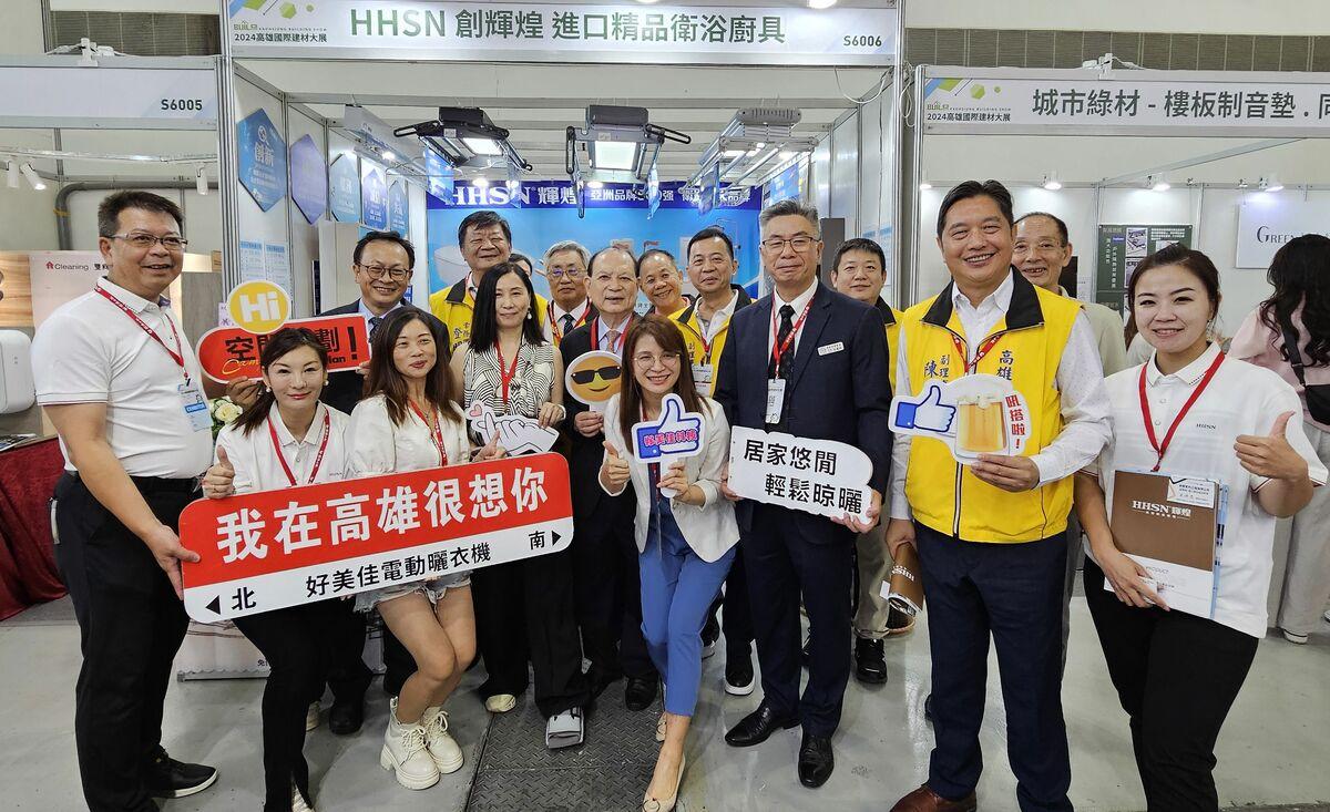 創輝煌展出多項AI智能家居用品，吸引高雄市商業會理事長劉憲同(第二排左三)參觀。 圖：業者提供