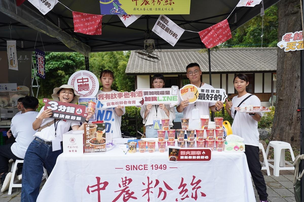 台中在地產業「中農粉絲」以行動力挺自行車嘉年華，在現場設置攤位「杯冬粉沖泡站」。 圖：台中市政府/提供