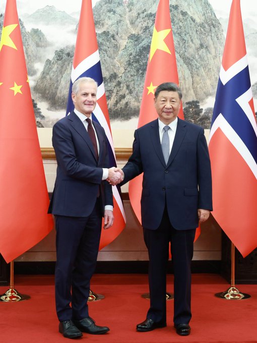 挪威首相史托爾(左)於 9 日訪中，並與中國國家主席習近平(右)展開會談。沒想到，《新華社》卻修改會談內容，甚至把史托爾沒講過的話塞到他嘴中。 圖：翻攝自 @SpokespersonCHN X 帳號