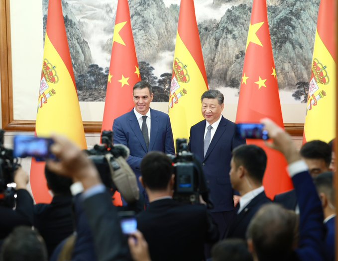 同樣在 9 日訪中並與習近平會談的西班牙首相桑切斯(左)，會談內容也被《新華社》竄改，同樣也被塞了幾句沒說過的話。 圖：翻攝自 @SpokespersonCHN X 帳號