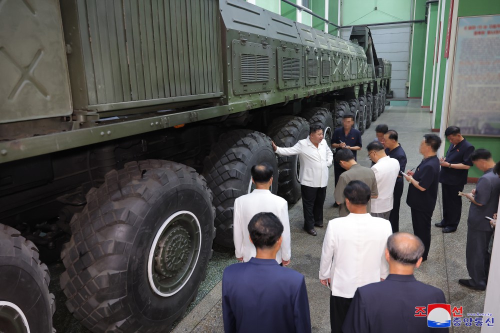 北韓領導人金正恩視察官方直屬的軍工企業，釋出照片「反威嚇」。圖中12軸24輪飛彈發射車，疑為加長、增重「火星-18」洲際彈道飛彈使用。 圖：翻攝朝中社