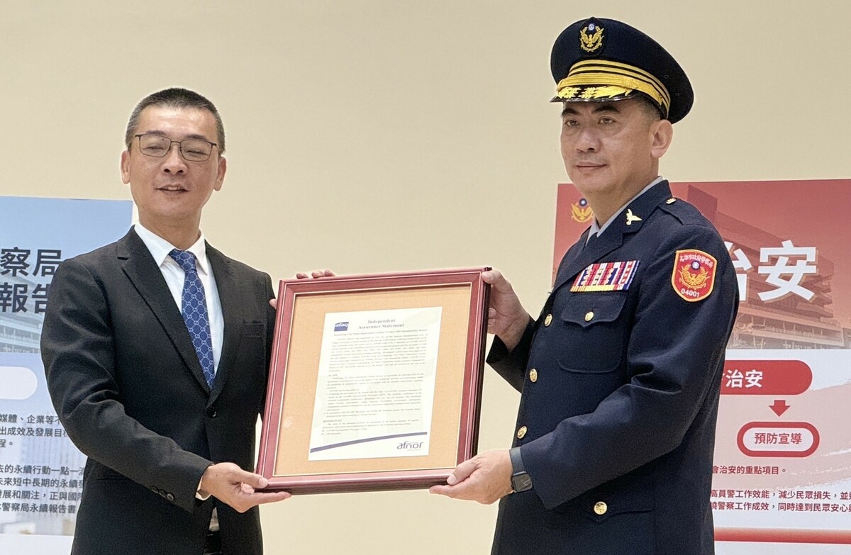 法國艾法諾執行副總黃浚騰(左)授證給高市警鼓山分局分局長徐釗斌(右)。 圖：高雄市政府警察局鼓山分局/提供
