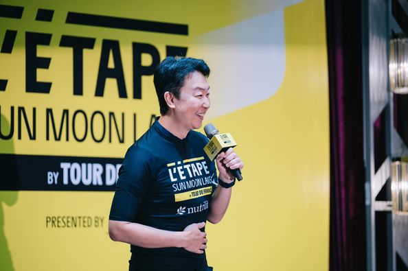 交通部長陳世凱穿上自行車衣，宣傳環法自行車挑戰賽，並盼響應台灣的單車旅遊。 圖：翻攝自陳世凱臉書