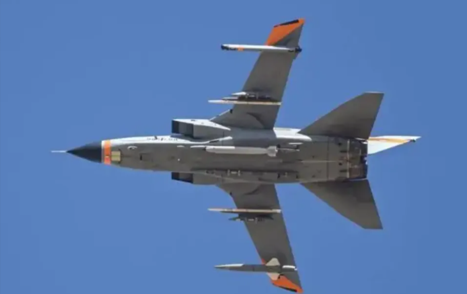 美國最近在愛德華茲空軍基地上空，舉行了名為「沉默夥伴」的北約國家聯合軍事演習。在此演習中，德國狂風戰機攜帶最新型核彈飛行。 圖：翻攝自陳浩洋