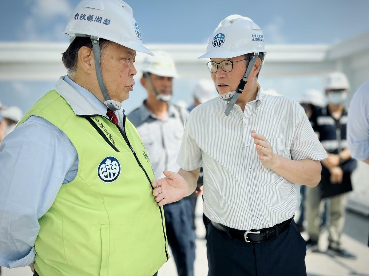 行政院政務委員陳金德今（10）日率領相關部會前往澎湖，在陳光復縣長的陪同下，視察海水淡化廠及水資源中心，並督促民生用水及污水處理相關工程進度。 圖：行政院提供