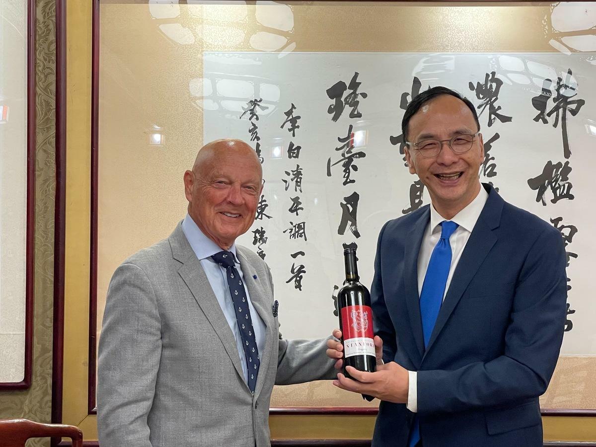 美國史丹佛大學胡佛研究所訪問團拜會國民黨主席朱立倫。 圖：國民黨/提供