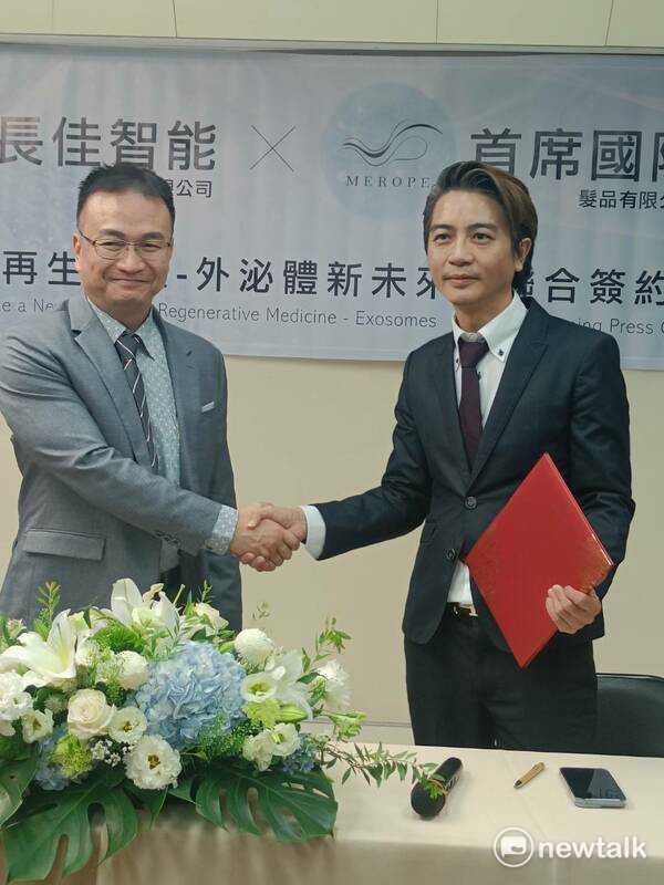 長佳智能總經理李友錚（ 左） 與首席國際髮品董事長廖宣勇（ 右）簽約合作。 圖：唐復年/攝