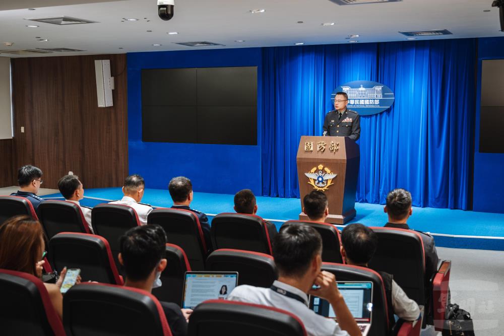 為了反制中共對台滲透行徑，國防部將提案修陸海空刑法，未來現役軍人向中共表忠心最重可判7年徒刑。（圖為國防部發言人示意圖） 圖：軍聞社／提供 (資料照)