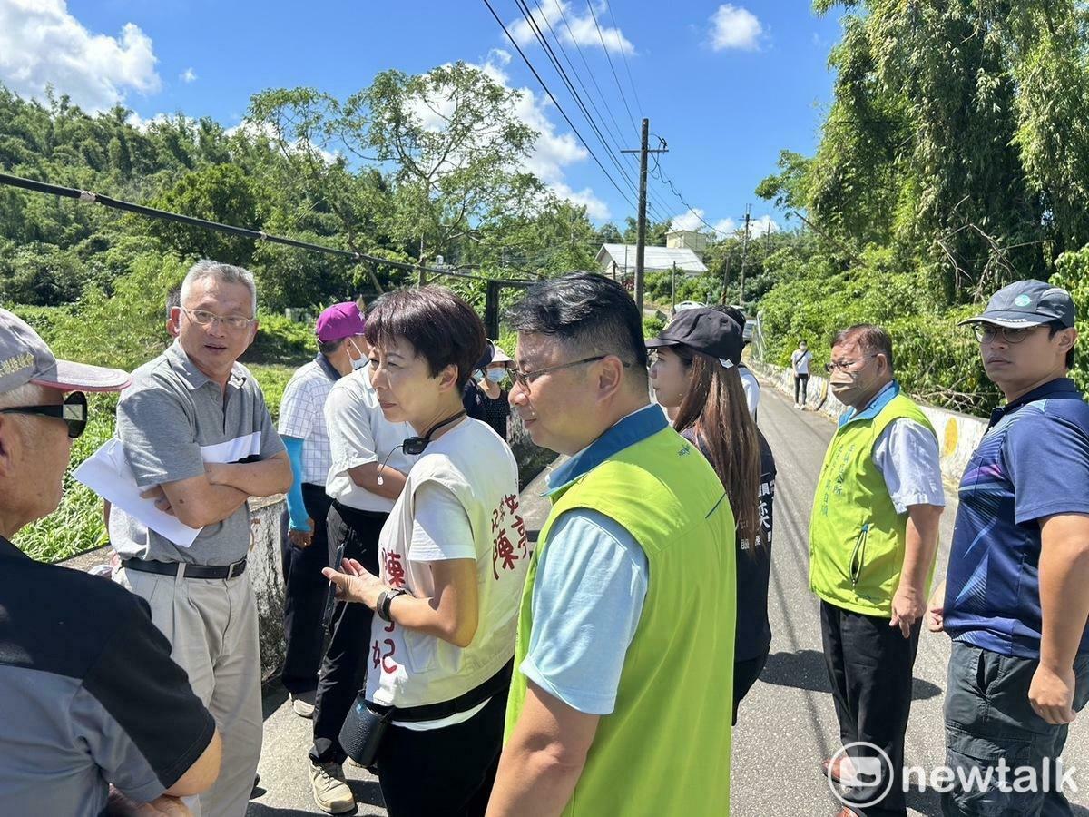 立委陳亭妃偕同周奕齊議員服務處邀集經濟部水利署河川海岸組王基安科長、第六河川分署副分署長吳宗寶、台南市政府農業局農地管理工程科黃炳耀科長、左鎮區公所農業及建設課楊俊彬課長、地方人士代表至左鎮地區會勘光和里枋寮橋、牛食水橋，積極爭取橋梁改建工程逾1.7億。 圖：陳亭妃服務處/提供