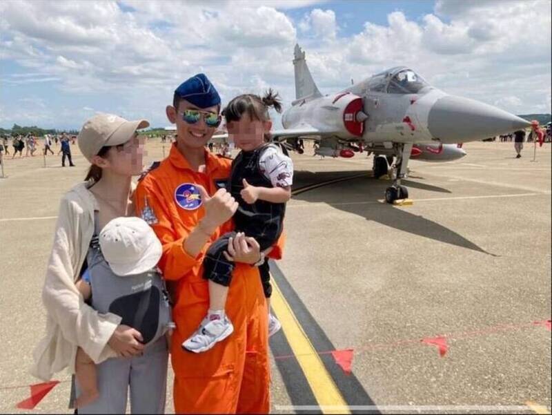空軍新竹基地幻象戰機失事，飛官謝沛勳跳傘逃生獲救送醫。圖為謝姓飛官妻子貼出家人合影。 圖：取自飛官妻子臉書
