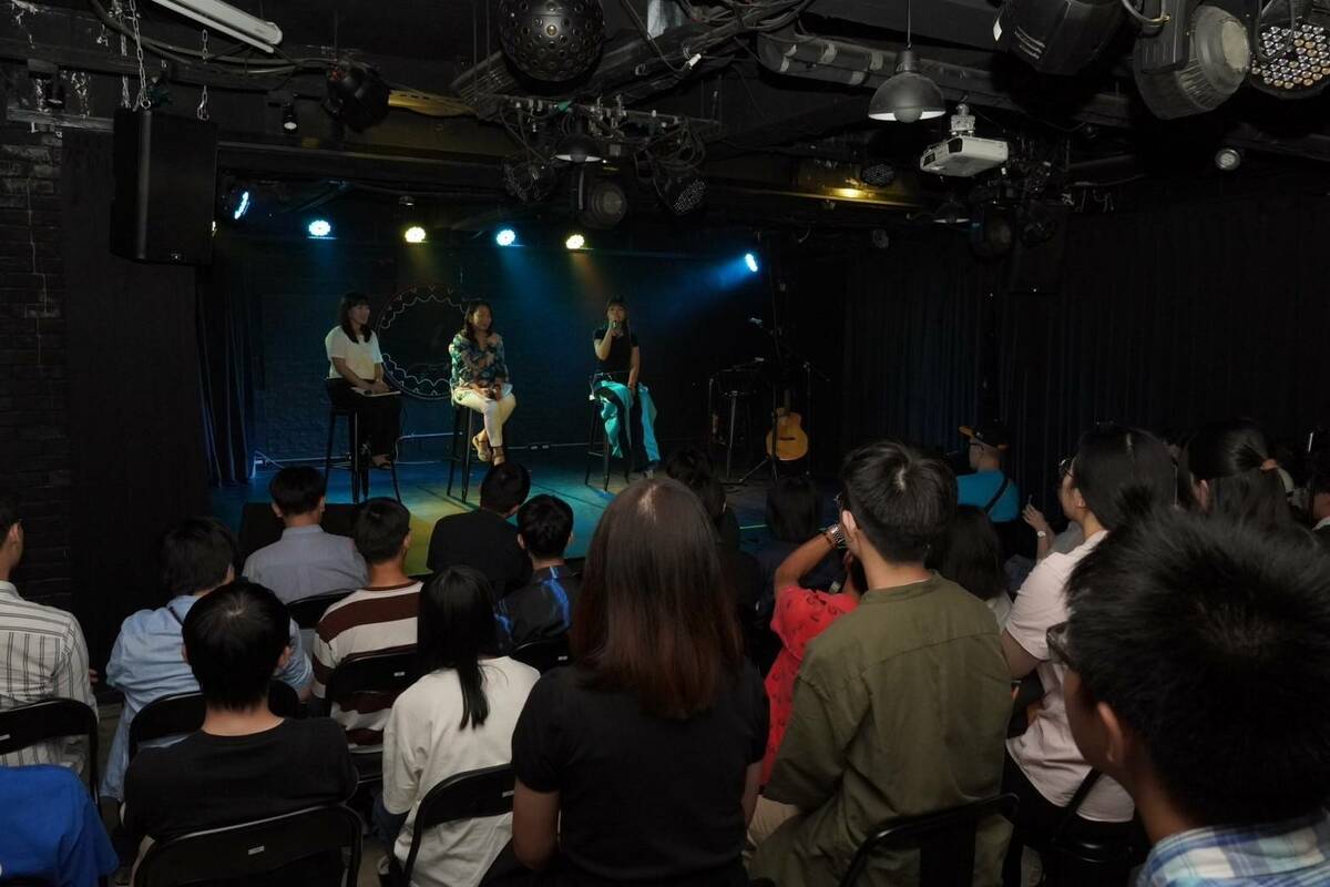 民進黨邀請台越新二代歌手桃子A1J演唱，並分享移民心境。 圖：民進黨提供