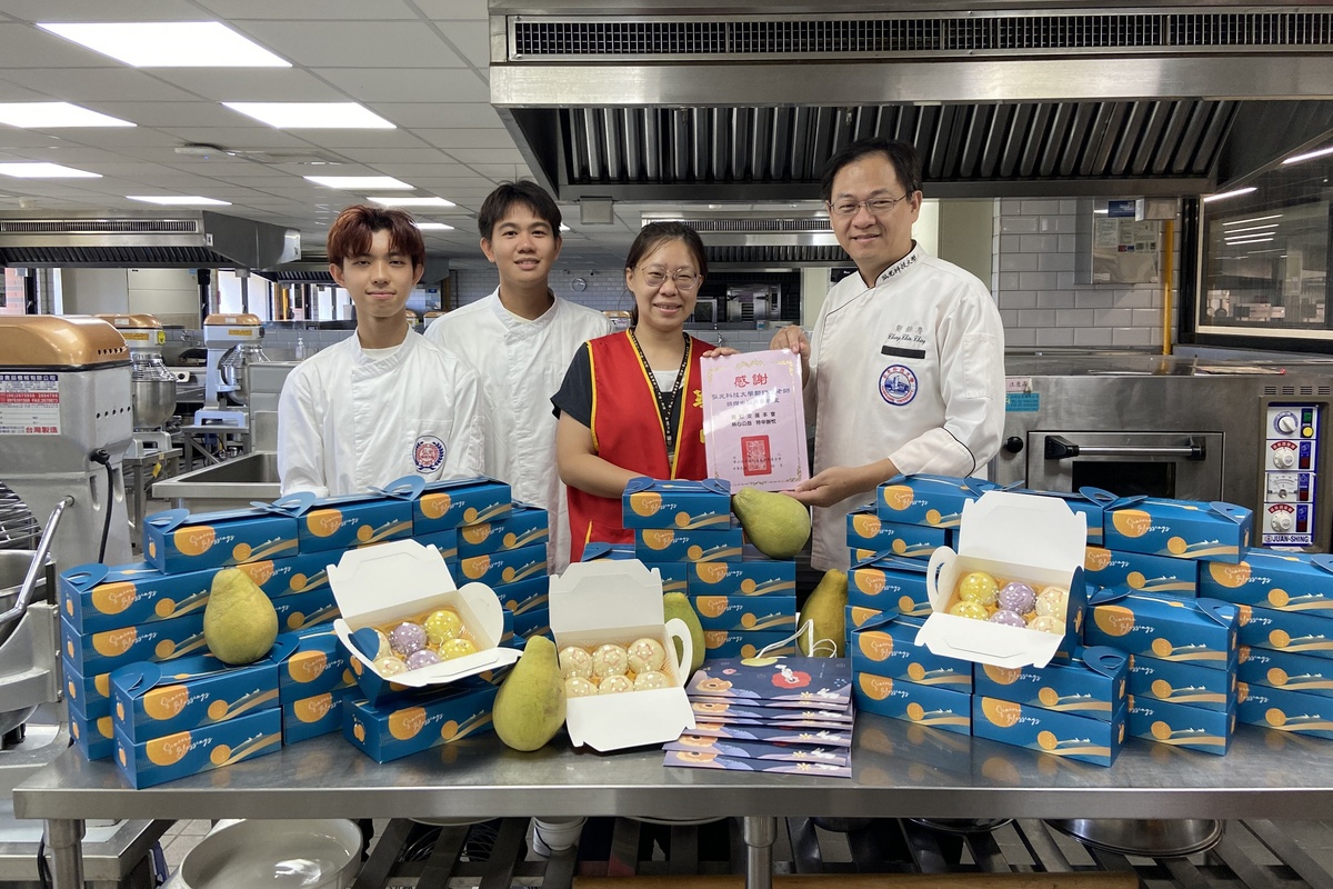 弘光科大餐旅系助理教授鄭錦慶（右一）帶著馬來西亞籍大一新生林尤量（左一）、許逢杰（左二），趕製了80盒月餅捐贈給華山沙鹿天使站。 圖：弘光科大/提供