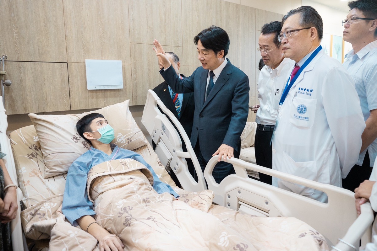 幻象飛官謝沛勳(躺臥病床者)。圖為總統賴清德親赴台中童綜合醫院探視。 圖：總統府提供