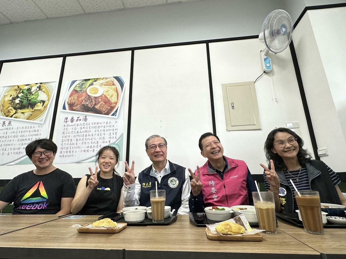 移民署鐘景琨署長（右三）、陸委會盧長水處長（右二）及海基會歐陽純麗副處長（右一）訪視香港mama餐廳，勉勵勇於在臺創業新住民王文佳。 圖：移民署提供