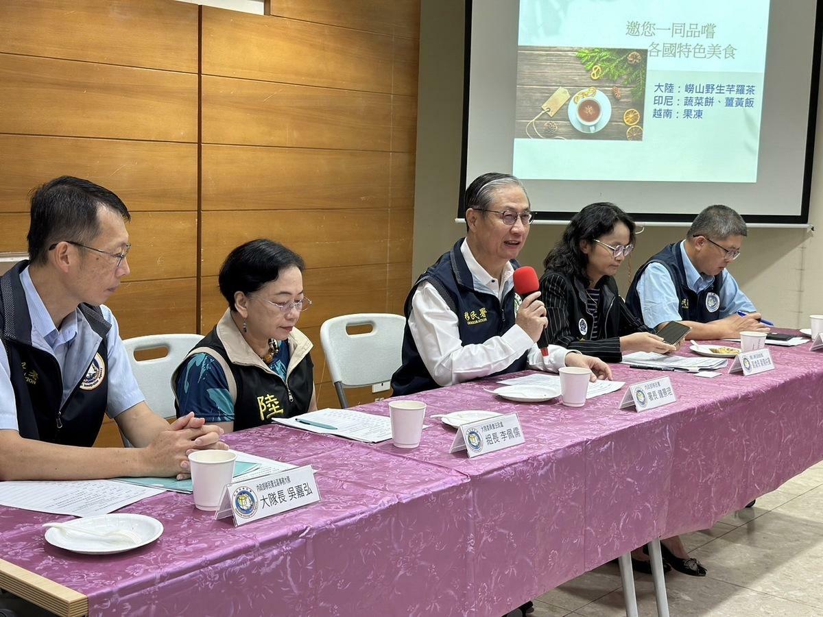 移民署鐘景琨署長（右三）、陸委會李佩儒組長（左二）及海基會歐陽純麗副處長（右二）共同主持新住民座談會。 圖：移民署提供