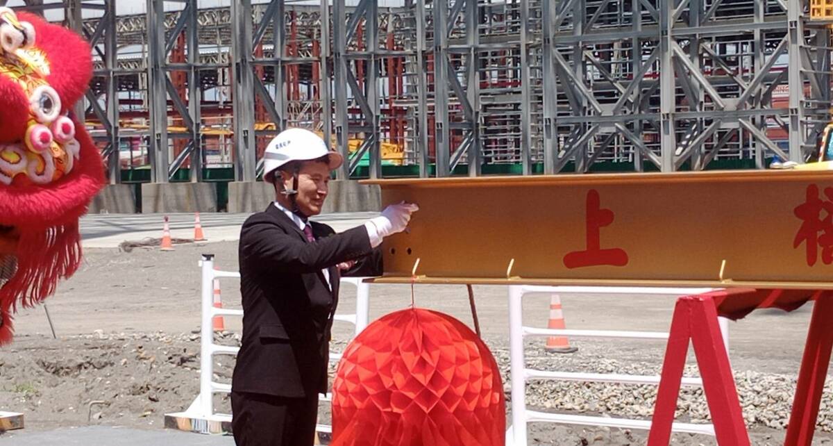 洲鉅風電董事長廖士銘拴上黃金螺絲釘。 圖：孫家銘攝
