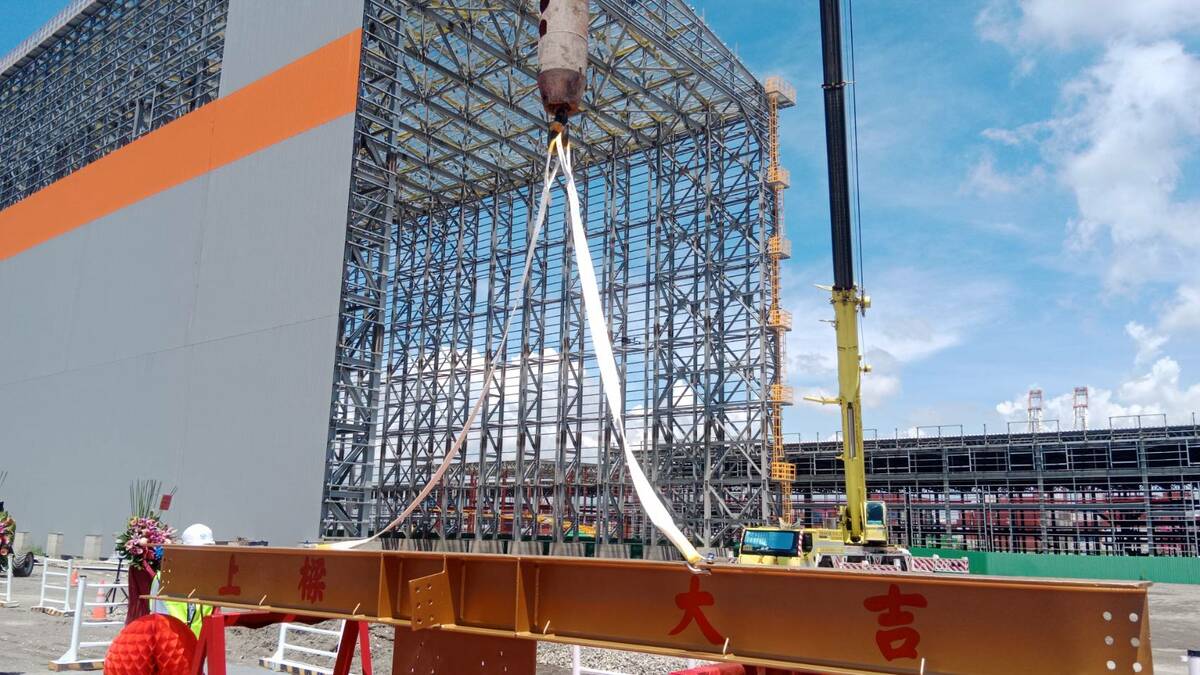 廠房擁有全台灣第一大1500公噸軌道式龍門吊車。 圖：孫家銘攝