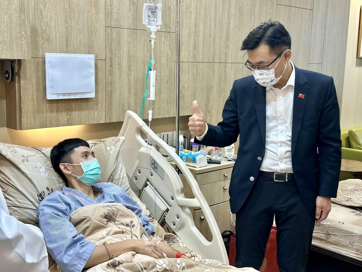 江啟臣到醫院探視落海獲救的飛官謝沛勳。 圖：江啟臣辦公室/提供