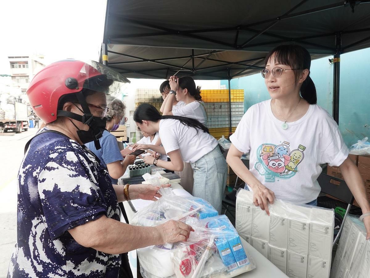 民眾到zero zero彰化金馬城市環保站領取物資。 圖：彰化市公所/提供
