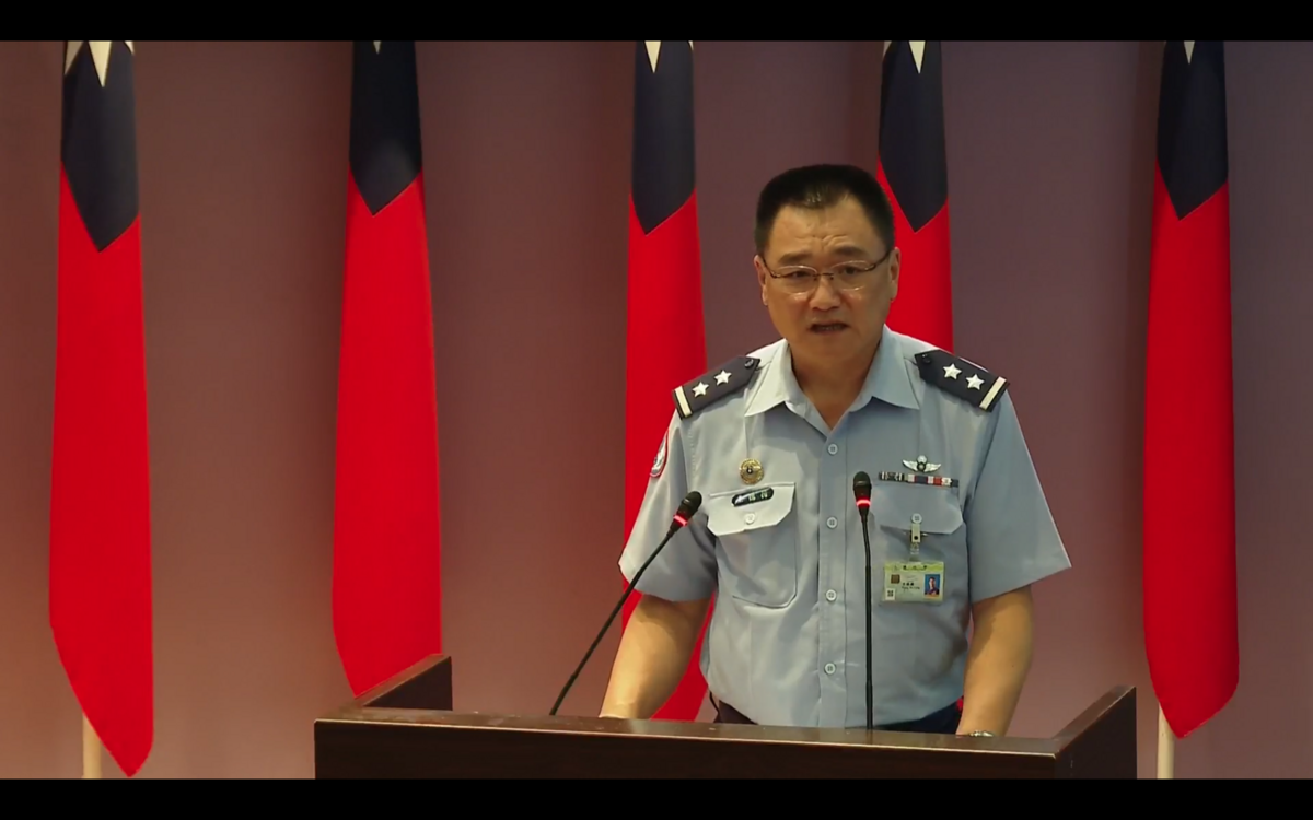 空軍司令部說明幻象戰機墜海調查進度。    圖：擷取自中華民國空軍直播
