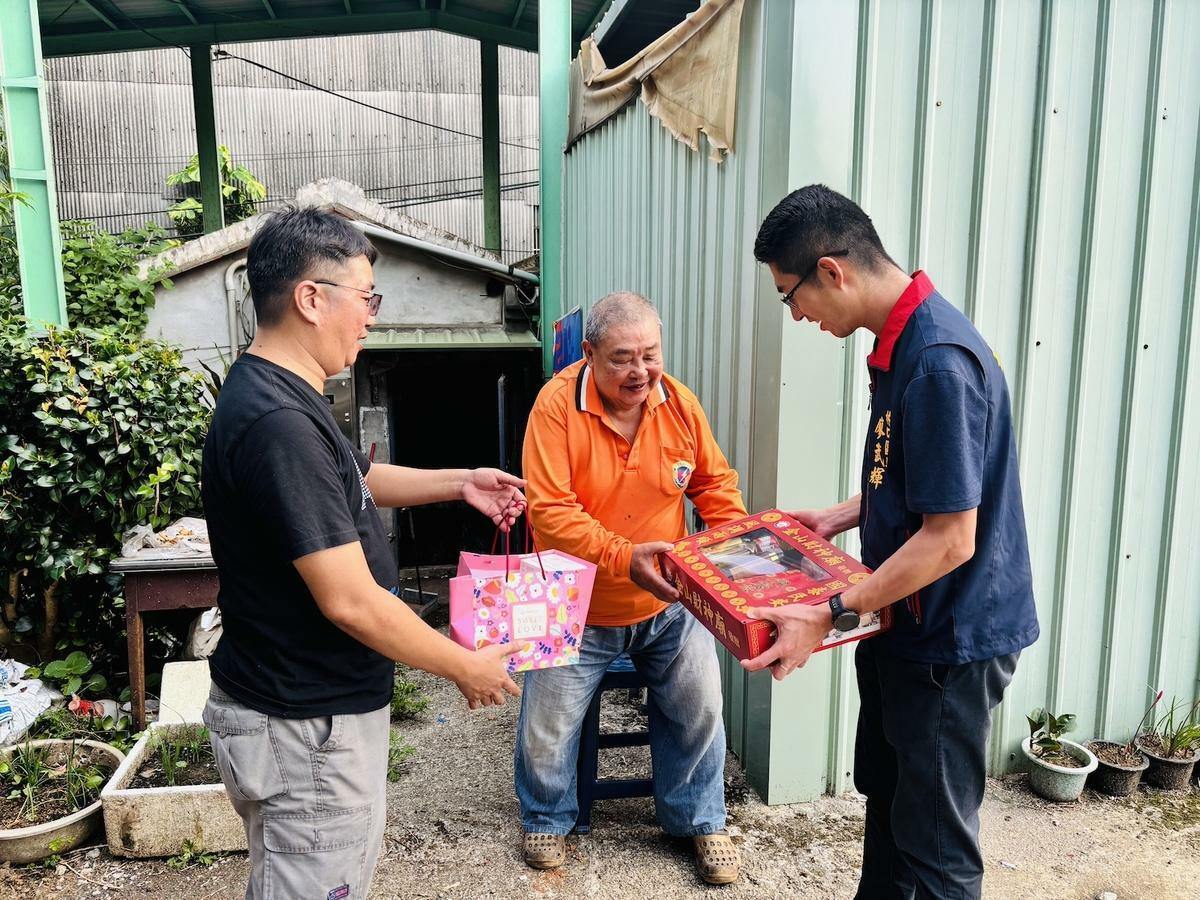 林口區長廖武輝與里長於中秋前夕訪視獨居老人、送物資。 圖：林口區公所/提供