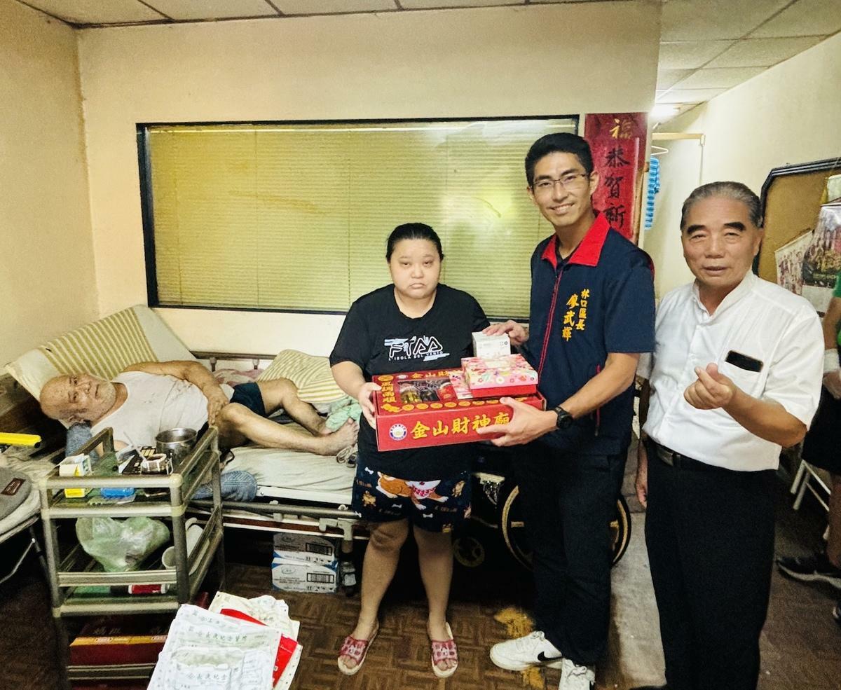 林口區長廖武輝與里長親自至獨居長者家中進行關懷探訪。 圖：林口區公所/提供