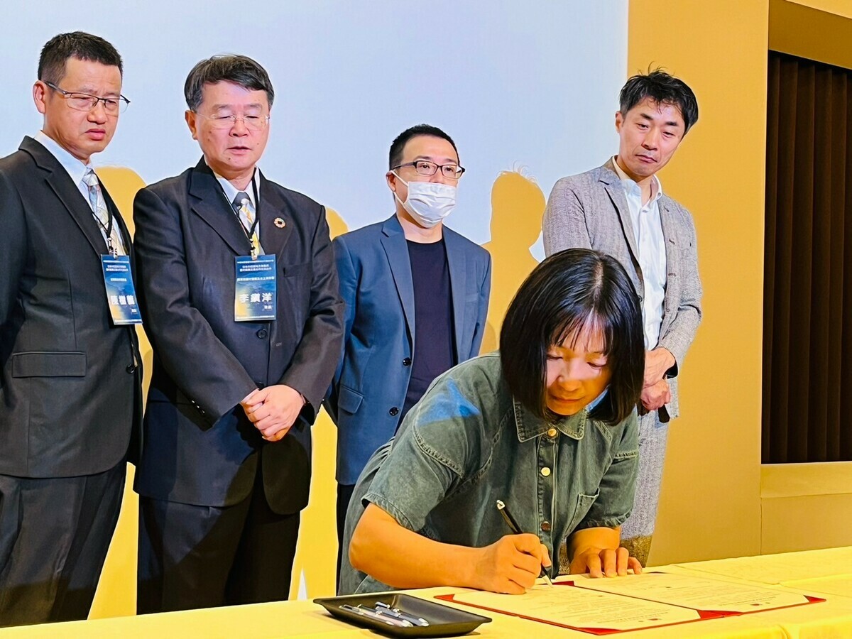 台灣天茶地酒產業代表團與日本德島企業締結MOU。 圖：農村水保署/提供